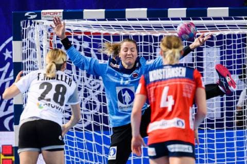181201 Franziska Müller of Germany against Goalkeeper Silje Solberg of Norwayduring the EHF European WomenÕs Handball Championship match between Norway and Germany on December 1, 2018 in Brest. Photo: Fredrik Varfjell BILDBYRN kod FV 150167  Copyright: FREDRIKxVARFJELL BB181201FV020