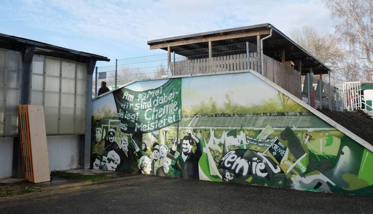 Leipzig 01 12 2018 Georg Schwarz Sportpark Football Oberliga BSG Chemie Leipzig vs. BSG Wismut Gera 2 2 1 1 In the picture Graffiti of the Chemie Fans behind the family block Tribune in memory of the GDR Champion title 1964 Only for todays match the Chemie Stadion of the Alfred Kunze Sportpark was renamed Georg Schwarz Sportpark the stadium name to former GDR times