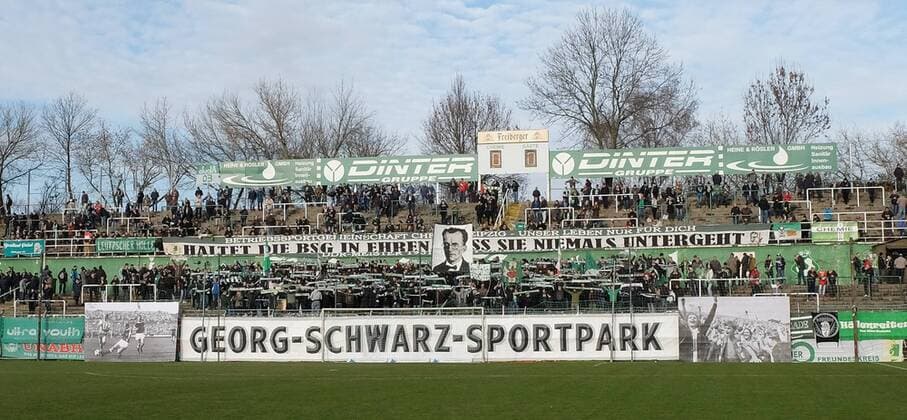 Leipzig 01 12 2018 Georg Schwarz Sportpark Fussball Oberliga BSG Chemie Leipzig vs. BSG Wismut Gera 2 2 1 1 In the picture Chemie Fans with choreography in honor of Georg Schwarz a resistance fighter in the NS time Only for todays match the Chemie Stadion of the Alfred Kunze Sportpark was renamed Georg Schwarz Sportpark the stadium name to former GDR times
