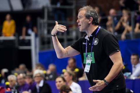 181201 Henk Groener, head coach of Germany, during the EHF European Women?s Handball Championship match between Norway and Germany on December 1, 2018 in Brest. Photo: Fredrik Varfjell BILDBYRAN kod FV 150167  Copyright: FREDRIKxVARFJELL BB181201FV045