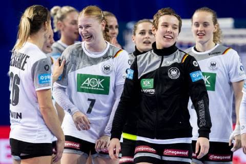 Handball, EM, Damen, Norwegen - Deutschland 181201 Angie Geschke, Meike Schmelzer and Ina Großmann of Germany celebrate after the EHF European Women?s Handball Championship match between Norway and Germany on December 1, 2018 in Brest. Photo: Fredrik Varfjell BILDBYRAN kod FV 150167  Copyright: FREDRIKxVARFJELL BB181201FV057