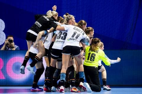 Handball, EM, Damen, Norwegen - Deutschland 181201 The players of Germany celebrate after the EHF European Women?s Handball Championship match between Norway and Germany on December 1, 2018 in Brest. Photo: Fredrik Varfjell BILDBYRAN kod FV 150167  Copyright: FREDRIKxVARFJELL BB181201FV060