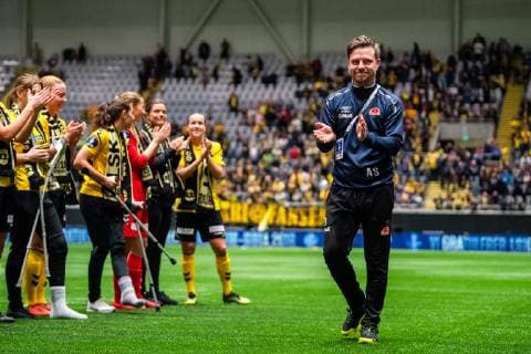 181201 Alexander Straus, head coach of Sandviken, celebrates after the cup final between LSK Kvinner and Sandviken on December 1, 2018 in Oslo. Photo: Vegard Wivestad Grott BILDBYRAN kod VG 170260  Copyright: VEGARDxWIVESTADxGRoTT BB181201BB246