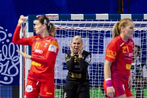 Handball, EM, Damen, Rumänien - Tschechien 181201 Goalkeeper Iulia Dumanska of Romania celebrates during the EHF European Women?s Handball Championship match between Romania and Czech Republic on December 1, 2018 in Brest. Photo: Fredrik Varfjell BILDBYRAN kod FV 150168  Copyright: FREDRIKxVARFJELL BB181201FV068