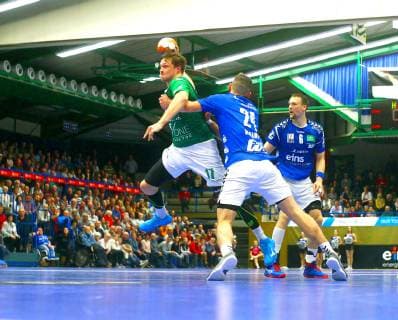 Goal throw by Patrick Schmidt Rimpar right Franz Schauer Aue and Kevin Roch Aue Handball 2 League 2018 19 EHV Aue DJK Rimpar Wolves 3 27 on 1 12 2018 EHV Aue DJK Rimpar Wolves