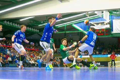 Strong action by Lukas Siegler Rimpar further from left Jort Neuteboom Aue Ladislav Brykner Aue and Jan Faith Aue Handball 2 League 2018 19 EHV Aue DJK Rimpar Wolves 3 27 am 1 12 2018 EHV Aue DJK Rimpar Wolves