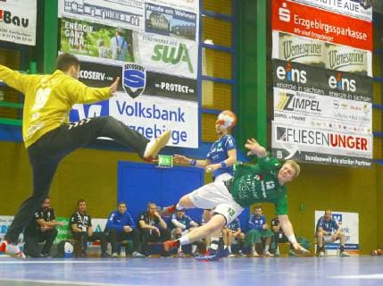 Patrick Gempp Rimpar overcomes goalkeeper Eric Töpfer Aue Handball 2 Liga 2018 19 EHV Aue DJK Rimpar wolves on 1 12 2018 EHV Aue DJK Rimpar wolves on 1 12 2018