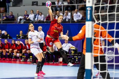 Handball, EM, Damen, Rumänien - Tschechien 181201 Iveta Luzumova of Czech Republic and Eliza Buceschi of Romania during the EHF European Women?s Handball Championship match between Romania and Czech Republic on December 1, 2018 in Brest. Photo: Fredrik Varfjell BILDBYRAN kod FV 150168  Copyright: FREDRIKxVARFJELL BB181201FV081