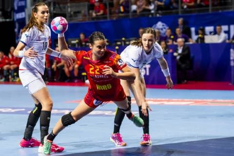 Handball, EM, Damen, Rumänien - Tschechien 181201 Elena Florica of Romania during the EHF European Women?s Handball Championship match between Romania and Czech Republic on December 1, 2018 in Brest. Photo: Fredrik Varfjell BILDBYRAN kod FV 150168  Copyright: FREDRIKxVARFJELL BB181201FV082