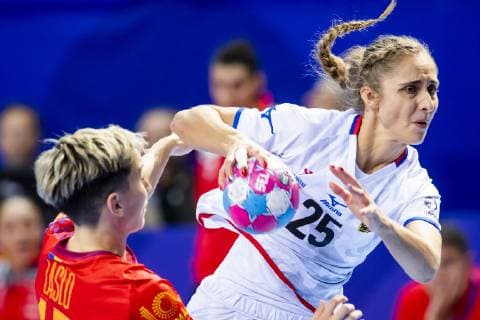 Handball, EM, Damen, Rumänien - Tschechien 181201 Cristina Laslo of Romania and Jana Å ustkova of Czech Republic during the EHF European Women?s Handball Championship match between Romania and Czech Republic on December 1, 2018 in Brest. Photo: Fredrik Varfjell BILDBYRAN kod FV 150168  Copyright: FREDRIKxVARFJELL BB181201FV085