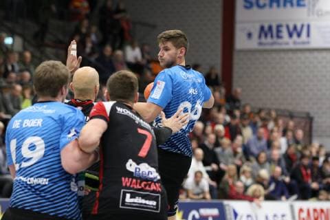 Georg Poehle HSG Nordhorn Lingen 94 against Marko Bagaric TuS N Luebbecke 13 middle front Luca de Boer HSG Nordhorn Lingen 19 left and Patryk Walczak TuS N Luebbecke 7 right TuS N Luebbecke vs HSG Nordhorn Lingen Handball 2 Bundesliga 01 12 2018 TuS N Luebbecke vs HSG Nordhorn Lingen Handball 2 Bundesliga 01 12 2018 Luebbecke Copyright: xEibner Jan_Strohdiekx EP_JSK