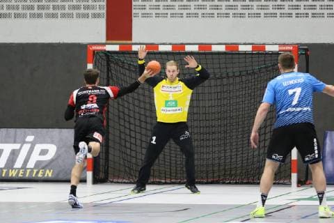 Jens Bechtloff TuS N Luebbecke 8 takes a seven meter lead against Bart Ravensberger HSG Nordhorn Lingen 1 goal TuS N Luebbecke vs HSG Nordhorn Lingen Handball 2 Bundesliga 01 12 2018 TuS N Luebbecke vs HSG Nordhorn Lingen Handball 2 Bundesliga 01 12 2018 Luebbecke Copyright: xEibner Jan_Strohdiekx EP_JSK
