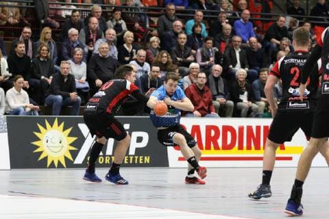 Lasse Seidel HSG Nordhorn Lingen 28 against Lukasz Gierak TuS N Luebbecke 10 left TuS N Luebbecke vs HSG Nordhorn Lingen Handball 2 Bundesliga 01 12 2018 TuS N Luebbecke vs HSG Nordhorn Lingen Handball 2 Bundesliga 01 12 2018 Luebbecke Copyright: xEibner Jan_Strohdiekx EP_JSK