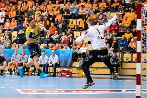 181201 Kristianstads malvakt Leo Larsson och Rhein-Neckar Löwens Alexander Petersson under handbollsmatchen i Champions League mellan IFK Kristianstad och Rhein Neckar Löwen den 1 december 2018 i Kristianstad.  Copyright: AvdoxBilkanovic BB181201AB069