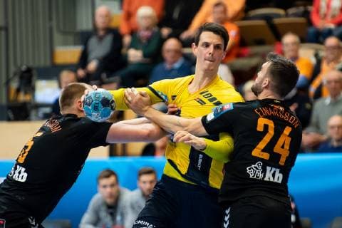 181201 Kristianstads Arnar Freyr Arnarsson och Teitur Einarsson haller Rhein-Neckar Löwens Filip Taleski under handbollsmatchen i Champions League mellan IFK Kristianstad och Rhein Neckar Löwen den 1 december 2018 i Kristianstad.  Copyright: AvdoxBilkanovic BB181201AB081