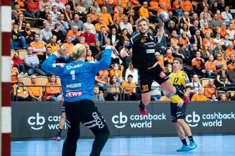 181201 Kristianstads Anton Halen och Rhein-Neckar Löwens malvakt Mikael Appelgren under handbollsmatchen i Champions League mellan IFK Kristianstad och Rhein Neckar Löwen den 1 december 2018 i Kristianstad.  Copyright: AvdoxBilkanovic BB181201AB086