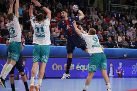 Luka Stepancic (psg) vs Christoffer Mikkelsen (Skjern) HANDBALL : Velux EHF Champions League - Paris vs Skjern- Paris - 01 12 2018 StephenCaillet Panoramic 