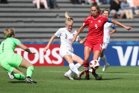 Fußball, Damen U17 WM, Neuseeland - Kanada New Zealand s Hannah Mckay-Wright (C) and Anna Leat (L) vies for the ball with Jordyn Huitema during the Women s Under 17 World Cup match for the third position, between New Zealand and Canada, in Montevideo, Uruguay, 01 December 2018. New Zealand vs. Canada !ACHTUNG: NUR REDAKTIONELLE NUTZUNG!  Copyright: xRaulxMartinezx AME3832 20181201-636792962653889363