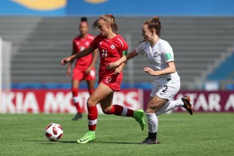 Fußball, Damen U17 WM, Neuseeland - Kanada New Zealand s Mckenzie Barry (R) vies for the ball with Canada s Kaila Novak during the Women s Under 17 World Cup match for the third position, between New Zealand and Canada, in Montevideo, Uruguay, 01 December 2018. New Zealand vs. Canada !ACHTUNG: NUR REDAKTIONELLE NUTZUNG!  Copyright: xRaulxMartinezx AME3833 20181201-636792963319280835