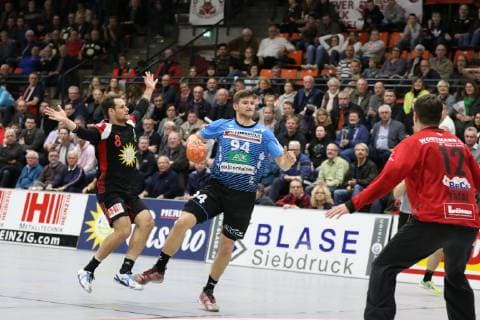 Georg Poehle HSG Nordhorn Lingen 94 past Jens Bechtloff TuS N Luebbecke 8 left TuS N Luebbecke vs HSG Nordhorn Lingen Handball 2 Bundesliga 01 12 2018 TuS N Luebbecke vs HSG Nordhorn Lingen Handball 2 Bundesliga 01 12 2018 Luebbecke Copyright: xEibner Jan_Strohdiekx EP_JSK