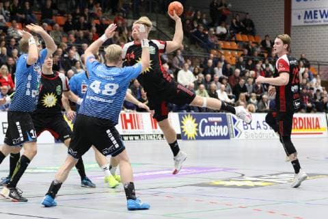 Dener Jaanimaa TuS N Luebbecke 24 against Patrick Miedema HSG Nordhorn Lingen 10 left and Julian Possehl HSG Nordhorn Lingen 48 front TuS N Luebbecke vs HSG Nordhorn Lingen Handball 2 Bundesliga 01 12 2018 TuS N Luebbecke vs HSG Nordhorn Lingen Handball 2 Bundesliga 01 12 2018 Luebbecke Copyright: xEibner Jan_Strohdiekx EP_JSK