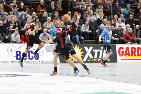 Jens Bechtloff TuS N Luebbecke 8 passing Georg Poehle HSG Nordhorn Lingen 94 rear TuS N Luebbecke vs HSG Nordhorn Lingen Handball 2 Bundesliga 01 12 2018 TuS N Luebbecke vs HSG Nordhorn Lingen Handball 2 Bundesliga 01 12 2018 Luebbecke Copyright: xEibner Jan_Strohdiekx EP_JSK