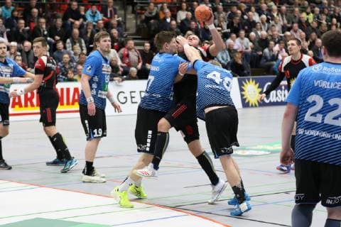 Jo Gerrit Genz TuS N Luebbecke 5 is stopped by Toon Leenders HSG Nordhorn Lingen 7 left and Julian Possehl HSG Nordhorn Lingen 48 right TuS N Luebbecke vs HSG Nordhorn Lingen Handball 2 Bundesliga 01 12 2018 TuS N Luebbecke vs HSG Nordhorn Lingen Handball 2 Bundesliga 01 12 2018 Luebbecke Copyright: xEibner Jan_Strohdiekx EP_JSK