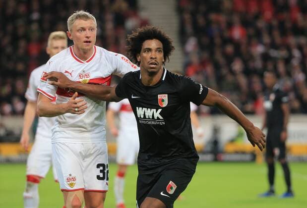 01.12.2018, 1.Bundesliga, VfB Stuttgart vs FC Augsburg, Mercedes Benz Arena Stuttgart, Fussball, im Bild: Andreas Beck (VFB Stuttgart) vs Caiuby (FC Augsburg) DFL REGULATIONS PROHIBIT ANY USE OF PHOTOGRAPHS AS IMAGE SEQUENCES AND OR QUASI VIDEO. *** 01 12 2018 1 Bundesliga VfB Stuttgart vs. FC Augsburg Mercedes Benz Arena Stuttgart Football in picture Andreas Beck VFB Stuttgart vs. Caiuby FC Augsburg DFL REGULATIONS PROHIBIT ANY USE OF PHOTOGRAPHS AS IMAGE SEQUENCES AND OR QUASI VIDEO
