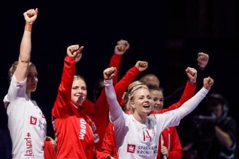 181202 Players of Denmark celebrate during the EHF European WomenÕs Handball Championship match between Poland and Denmark on November 2, 2018 in Nantes. Photo: Ludvig Thunman BILDBYRN kod LT 35558  Copyright: LUDVIGxTHUNMAN BB181202LT018