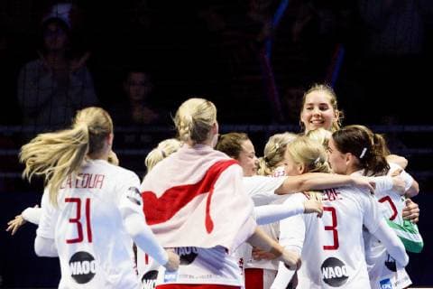 181202 Players of of Denmark celebrate after the EHF European WomenÕs Handball Championship match between Poland and Denmark on November 2, 2018 in Nantes. Photo: Ludvig Thunman BILDBYRN kod LT 35558  Copyright: LUDVIGxTHUNMAN BB181202LT025