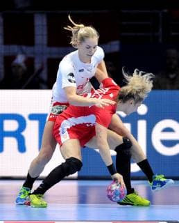 2018.12.02 Nantes Pilka reczna, EHF Mistrzostwa Europy kobiet Francja 2018 Polska - Dania N z Nadia Offendal of Denmark, Sylwia Matuszczyk of Poland Foto Rafal Rusek PressFocus 2018.12.02 Nantes Handball EHF Euro Women s France 2018 Poland - Denmark Nadia Offendal of Denmark, Sylwia Matuszczyk of Poland Credit: Rafal Rusek PressFocus NEWSPIX.PL --- Newspix.pl FRANCE OUT!  20181202PF_RR137