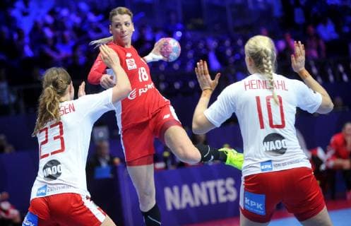 2018.12.02 Nantes Pilka reczna, EHF Mistrzostwa Europy kobiet Francja 2018 Polska - Dania N z Kristina Jorgensen of Denmark, Aleksandra Zych of Poland Foto Rafal Rusek PressFocus 2018.12.02 Nantes Handball EHF Euro Women s France 2018 Poland - Denmark Kristina Jorgensen of Denmark, Aleksandra Zych of Poland Credit: Rafal Rusek PressFocus NEWSPIX.PL --- Newspix.pl FRANCE OUT!  20181202PF_RR077