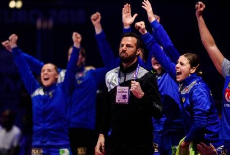 181202 Henrik Signell, head coach of Sweden celebrates during the EHF European WomenÕs Handball Championship match between Sweden and Serbia on December 2, 2018 in Nantes. Photo: Ludvig Thunman BILDBYRN kod LT 35559  Copyright: LUDVIGxTHUNMAN BB181202LT037