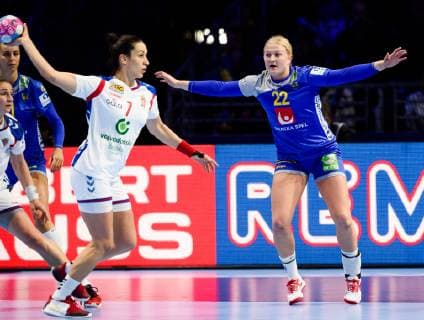 181202 Andrea Lekic of Serbia and Hanna Blomstrand of Sweden during the EHF European WomenÕs Handball Championship match between Sweden and Serbia on December 2, 2018 in Nantes. Photo: Ludvig Thunman BILDBYRN kod LT 35559  Copyright: LUDVIGxTHUNMAN BB181202LT039