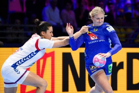 181202 Hanna Blomstrand of Sweden during the EHF European Women?s Handball Championship match between Sweden and Serbia on December 2, 2018 in Nantes. Photo: Ludvig Thunman BILDBYRAN kod LT 35559  Copyright: LUDVIGxTHUNMAN BB181202LT040