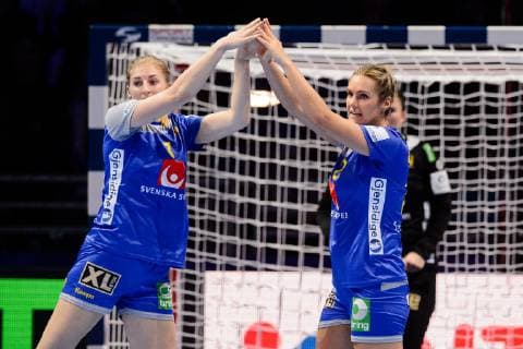 181202 Linn Blohm and Sabina Jacobsen of Sweden celebrates during the EHF European WomenÕs Handball Championship match between Sweden and Serbia on December 2, 2018 in Nantes. Photo: Ludvig Thunman BILDBYRN kod LT 35559  Copyright: LUDVIGxTHUNMAN BB181202LT046