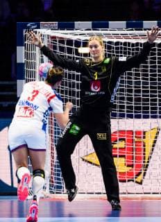 181202 Katarina Krpez Slezak of Serbia against goalkeeper Johanna Bundsen of Sweden during the EHF European WomenÕs Handball Championship match between Sweden and Serbia on December 2, 2018 in Nantes. Photo: Ludvig Thunman BILDBYRN kod LT 35559  Copyright: LUDVIGxTHUNMAN BB181202LT056