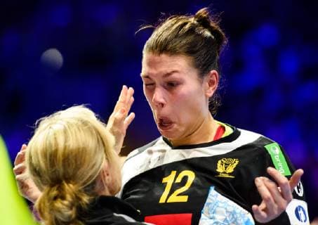 181202 goalkeeper Filippa Idehn of Sweden in pain during the EHF European WomenÕs Handball Championship match between Sweden and Serbia on December 2, 2018 in Nantes. Photo: Ludvig Thunman BILDBYRN kod LT 35559  Copyright: LUDVIGxTHUNMAN BB181202LT068