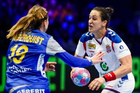 181202 Anna Lagerquist of Sweden and Andrea Lekic of Serbia during the EHF European WomenÕs Handball Championship match between Sweden and Serbia on December 2, 2018 in Nantes. Photo: Ludvig Thunman BILDBYRN kod LT 35559  Copyright: LUDVIGxTHUNMAN BB181202LT069