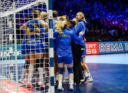 181202 Players of Sweden celebrates after the EHF European WomenÕs Handball Championship match between Sweden and Serbia on December 2, 2018 in Nantes. Photo: Ludvig Thunman BILDBYRN kod LT 35559  Copyright: LUDVIGxTHUNMAN BB181202LT088