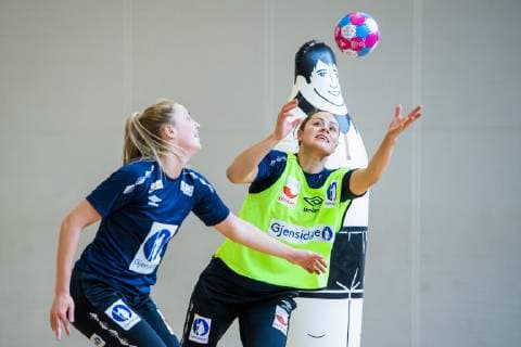 Handball, EM Damen, Norwegen Training 181203 Moa Högdahl and Thea Mork of Norway during a training session on December 3, 2018 in Brest. Photo: Fredrik Varfjell BILDBYRAN kod FV 150170  Copyright: FREDRIKxVARFJELL BB181203FV006