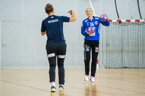 181203 Thea Mork and goalkeeper Katrine Lunde of Norway during a training session on December 3, 2018 in Brest. Photo: Fredrik Varfjell BILDBYRAN kod FV 150170  Copyright: FREDRIKxVARFJELL BB181203FV010