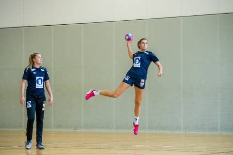 181203 Moa Högdahl and Emilie Hegh Arntzen of Norway during a training session on December 3, 2018 in Brest. Photo: Fredrik Varfjell BILDBYRAN kod FV 150170  Copyright: FREDRIKxVARFJELL BB181203FV015