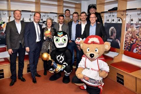 Oliver Lücke DHB l r Stefan Löcher LanxessArena Dr Agnes Klein Stadt Köln Lukas Podolski Carsten Lichtlein Heiner Brand Henning Fritz Janus Fröhlich und Mark Schober DHB on 03 12 2018 in Cologne at the press conference for the Handball World Championship 2019 in the booth of the German Handball National Team of the World Championship 2007 The main round matches as well as the President s Cup of the Handball World Championship 2019 will be played in Cologne from 19 to 23 January 2019