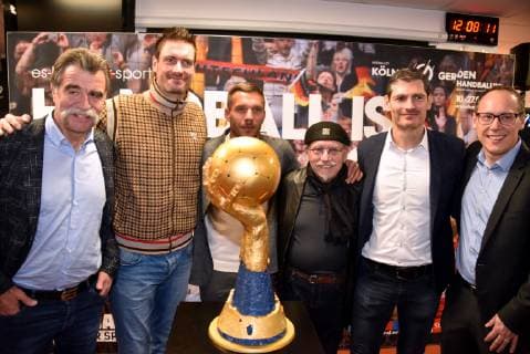 Heiner Brand ehem Handball National Trainer l r Carsten Lichtlein Handball World Champion 2007 Lukas Podolski Football World Champion 2019 Janus Fröhlich Musician and Cologne Sports Ambassador Henning Fritz Handball World Champion 2007 and Mark Schober Chairman of the Board of Directors German Handball Federation on 03 12 2018 in Cologne at the press conference for the Handball World Championship 2019 in the booth of the German Handball National Team of the World Championship 2007 The main round matches and the Presidents Cup of the Handball World Championship 2019 will be played in Cologne from 19 to 23 January 2019