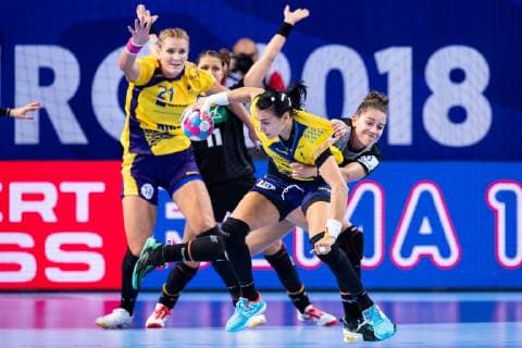 Handball, EM Damen, Deutschland - Rumänien 181203 Crina Pintea and Cristina Neagu of Romania competes for the ball with Emily Bölk of Germany during the EHF European Women?s Handball Championship match between Germany and Romania on December 3, 2018 in Brest. Photo: Fredrik Varfjell BILDBYRAN kod FV 150171  Copyright: FREDRIKxVARFJELL BB181203FV027