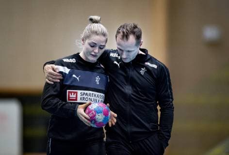 Handball, EM Damen, Dänemark Training Sarah Iversen og landstraener Klavs Bruun Joergensen gaar lang tid sammen under traeningen i Nantes, Frankrig, mandag den 3 december 2018. , Nantes Denmark  Copyright: Scanpix LiselottexSabroex cop103 spdk20181203-183227-L
