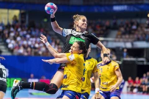 Handball Women European Championship Germany Romania Preliminary Round Group D 2 Matchday in the Brest Arena Aneta Udristioiu Romania Julia Behnke Germany Metzingen Brest Arena Brest France