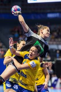 Handball Women European Championship Germany Romania Preliminary Round Group D 2 Matchday in the Brest Arena v left in the duel Julia Behnke Germany Metzingen and Aneta Udristioiu Romania Brest Arena Brest France