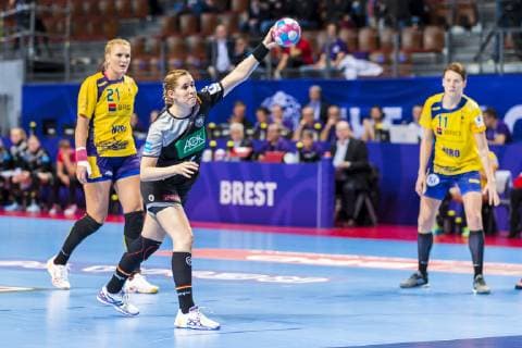 Handball Women European Championship Germany Romania Preliminary Round Group D 2 Matchday in the Brest Arena v li Crina Elena Pintea Romania Marlene Zapf Germany Metzingen Gabriela Perianu Romania Brest Arena Brest France